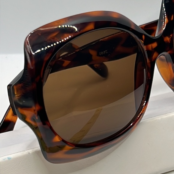 Vintage oversized tortoise shell sunglasses - Picture 3 of 10